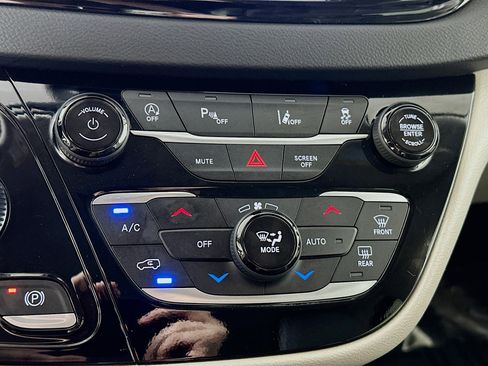 Used 2024 Chrysler Pacifica Touring-L FWD image 15