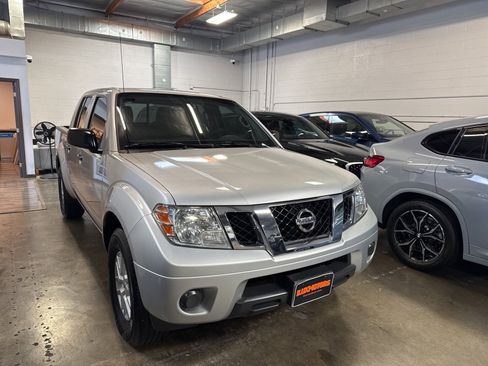 Used 2016 Nissan Frontier SV image 3