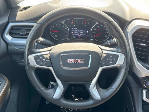 Used 2023 GMC Acadia SLE image 10