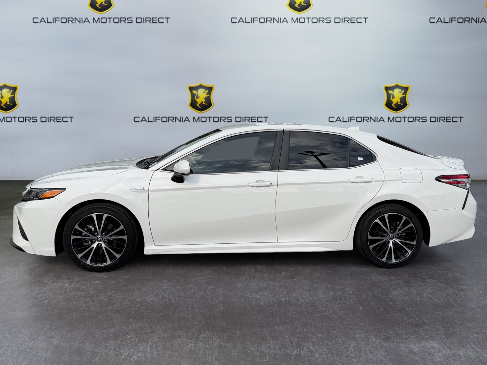 Used 2020 Toyota Camry SE w/ Carpet Mat Package FWD image 2