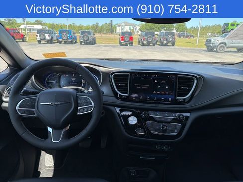 Used 2025 Chrysler Pacifica Select FWD image 3