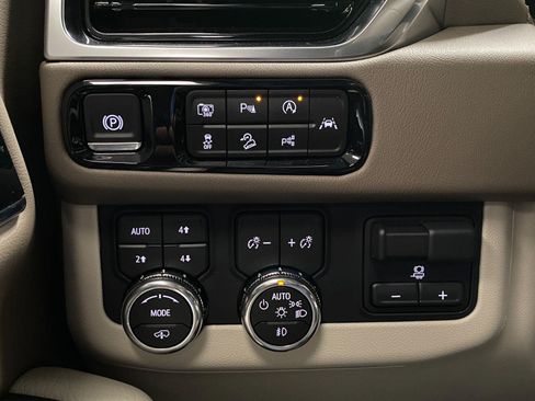 Used 2026 GMC Yukon Denali w/ Denali Reserve Package AWD/4WD image 16