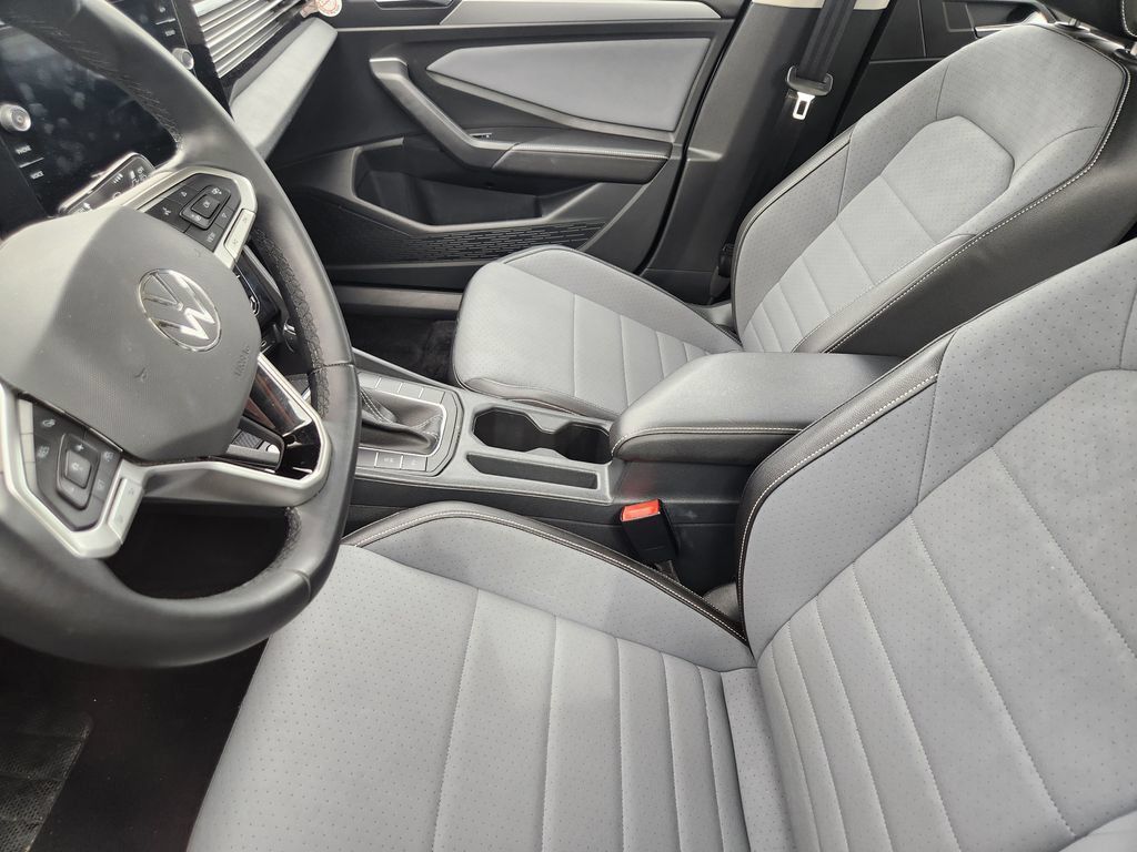 Used 2025 Volkswagen Jetta SE FWD image 11