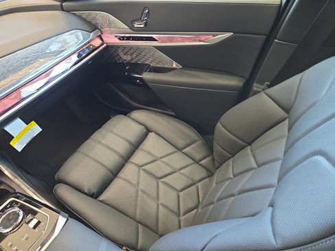 New 2025 BMW i7 M70 w/ Executive Package image 15