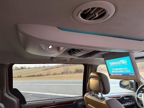 Used 2011 Chrysler Town & Country Limited image 23