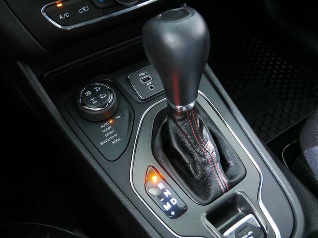 Used 2020 Jeep Cherokee Trailhawk w/ Comfort/Convenience Group AWD/4WD image 31
