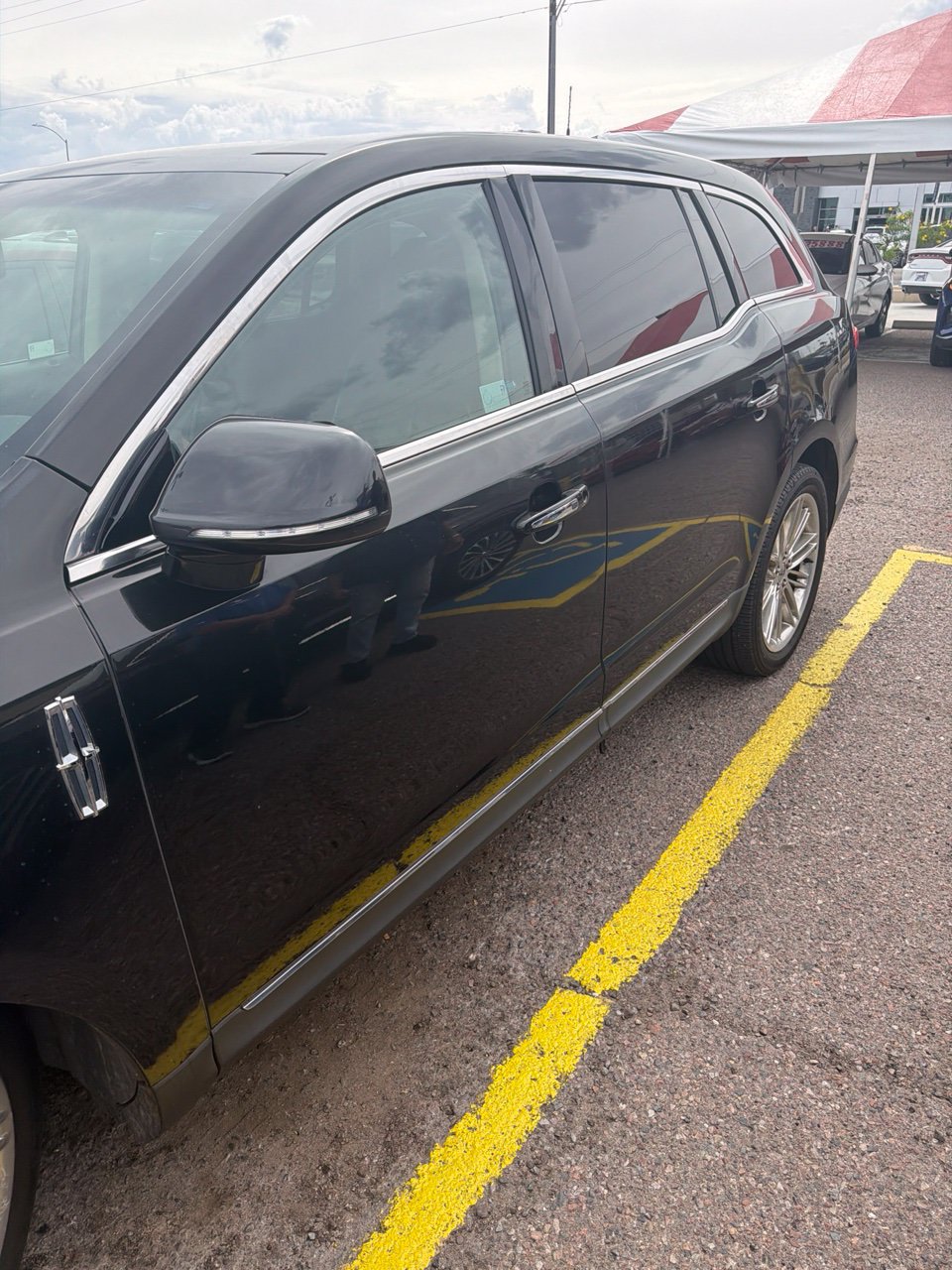Used 2013 Lincoln MKT AWD image 2