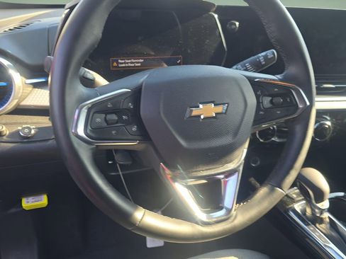 Used 2025 Chevrolet Trax LT w/ LT Convenience Package FWD image 8