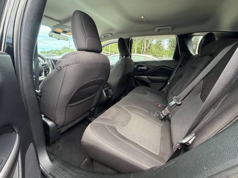 Used 2019 Jeep Cherokee Latitude w/ Popular Appearance Group FWD image 14