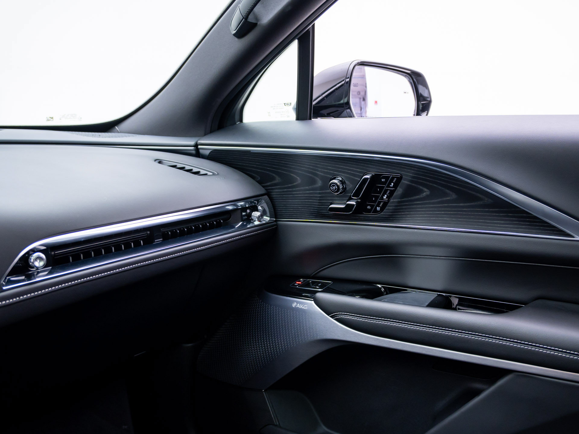 Certified 2025 Cadillac Lyriq Luxury w/ LPO, Floor Liner Package AWD/4WD image 31