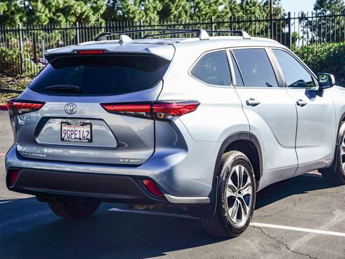 Certified 2023 Toyota Highlander XLE image 6