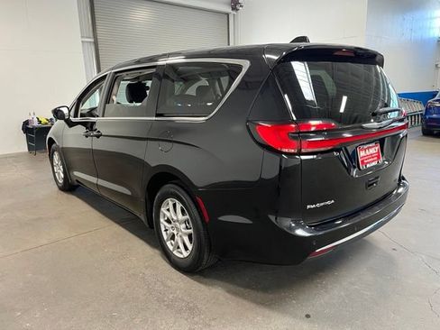Used 2024 Chrysler Pacifica Touring-L FWD image 5