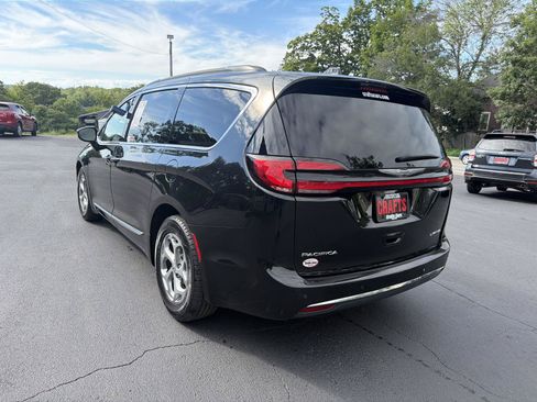 Used 2023 Chrysler Pacifica Limited FWD image 3