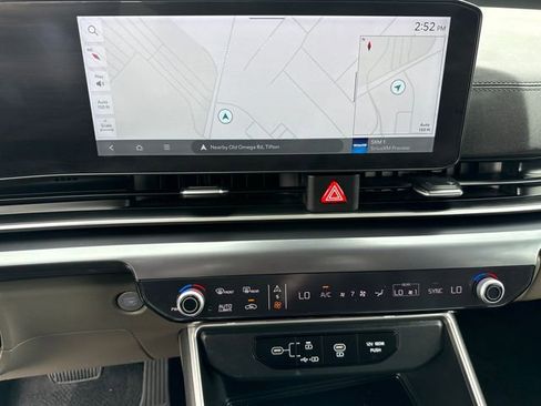 Used 2025 Kia Carnival FWD image 27