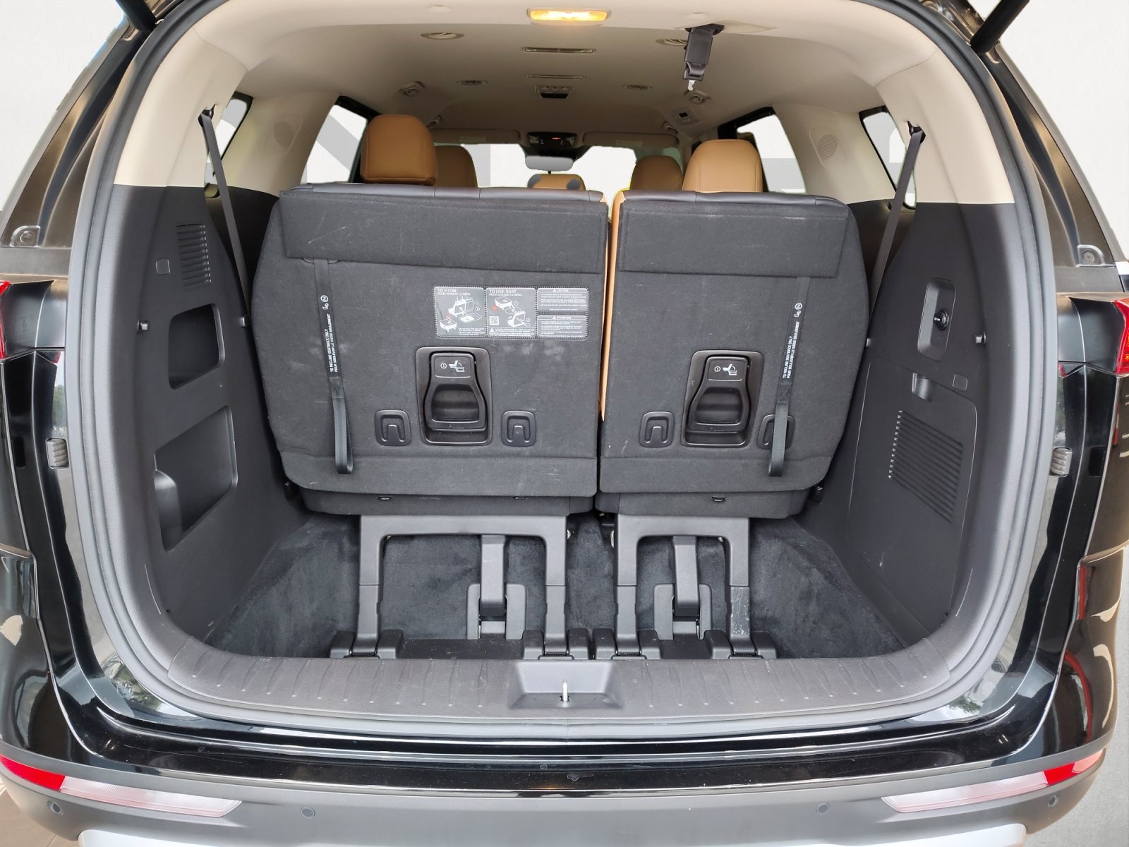 Used 2024 Kia Carnival EX FWD image 13