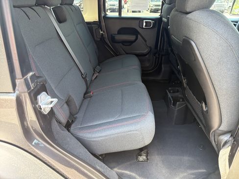 Used 2025 Jeep Wrangler Unlimited Rubicon AWD/4WD image 18