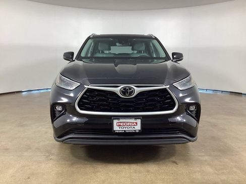 Used 2022 Toyota Highlander XLE AWD/4WD image 3