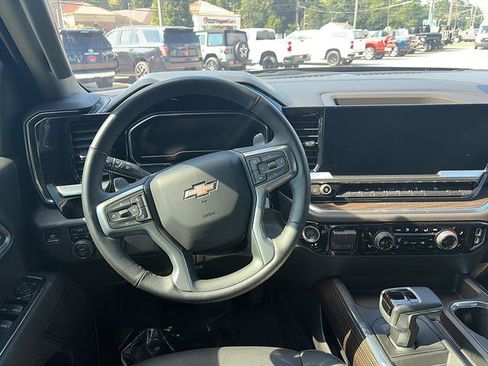 Used 2025 Chevrolet Silverado 1500 LT w/ Leather Package AWD/4WD image 12