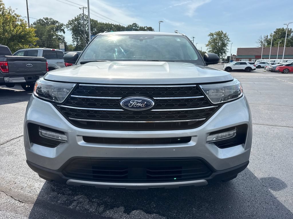 Used 2023 Ford Explorer XLT w/ Equipment Group 202A AWD/4WD image 3