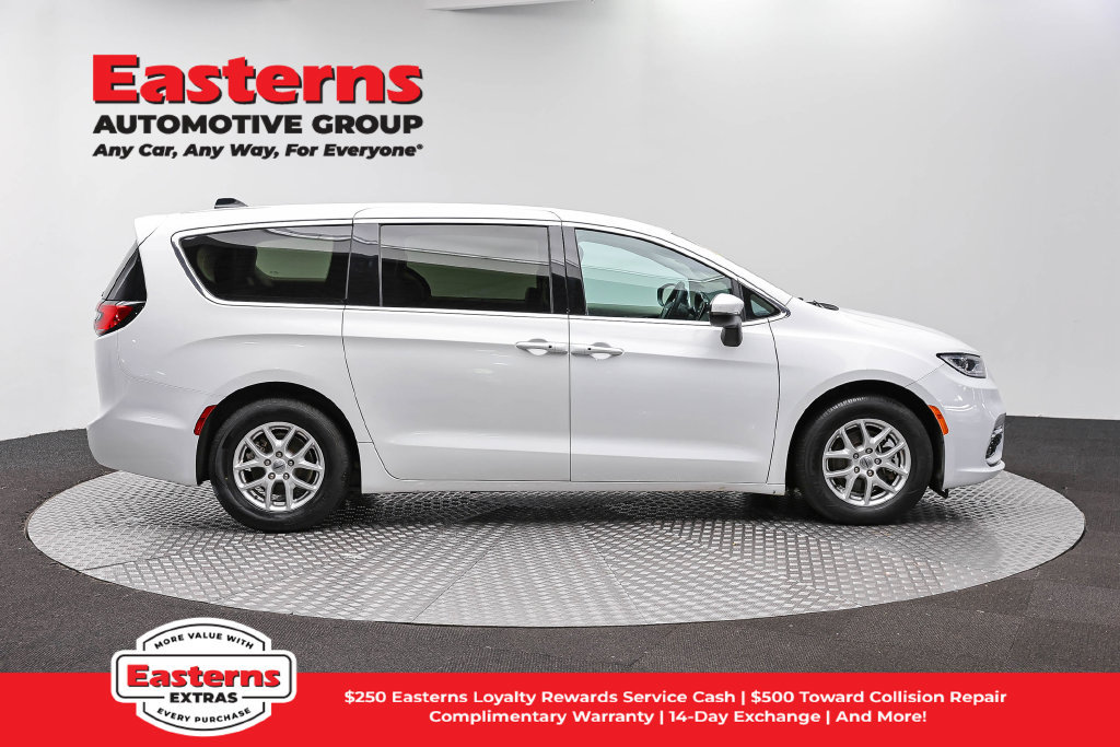 Used 2023 Chrysler Pacifica Touring-L FWD image 5