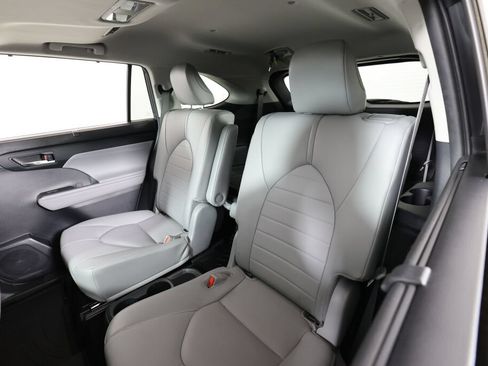 Used 2021 Toyota Highlander XLE AWD/4WD image 15