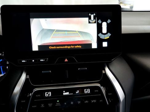 Used 2023 Toyota Venza XLE AWD/4WD image 31