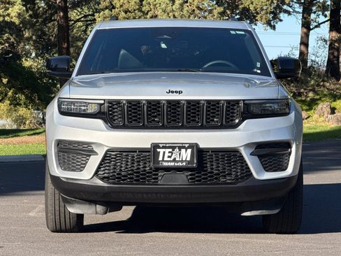 Used 2025 Jeep Grand Cherokee Altitude AWD/4WD image 9