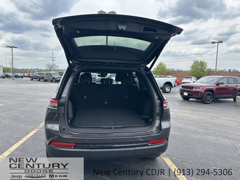 Used 2025 Jeep Grand Cherokee Limited w/ Luxury Tech Group II AWD/4WD image 9