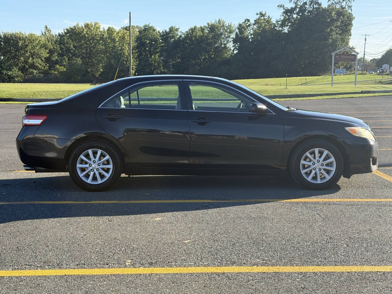Used 2010 Toyota Camry XLE FWD image 6