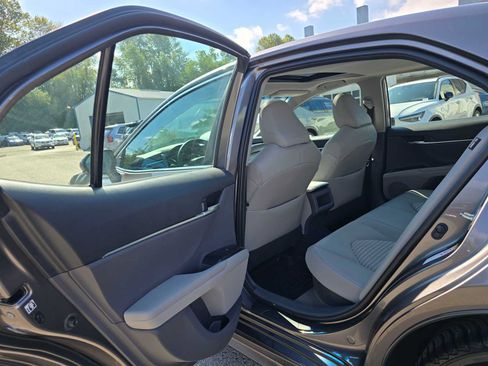 Used 2018 Toyota Camry SE w/ Audio Package FWD image 16