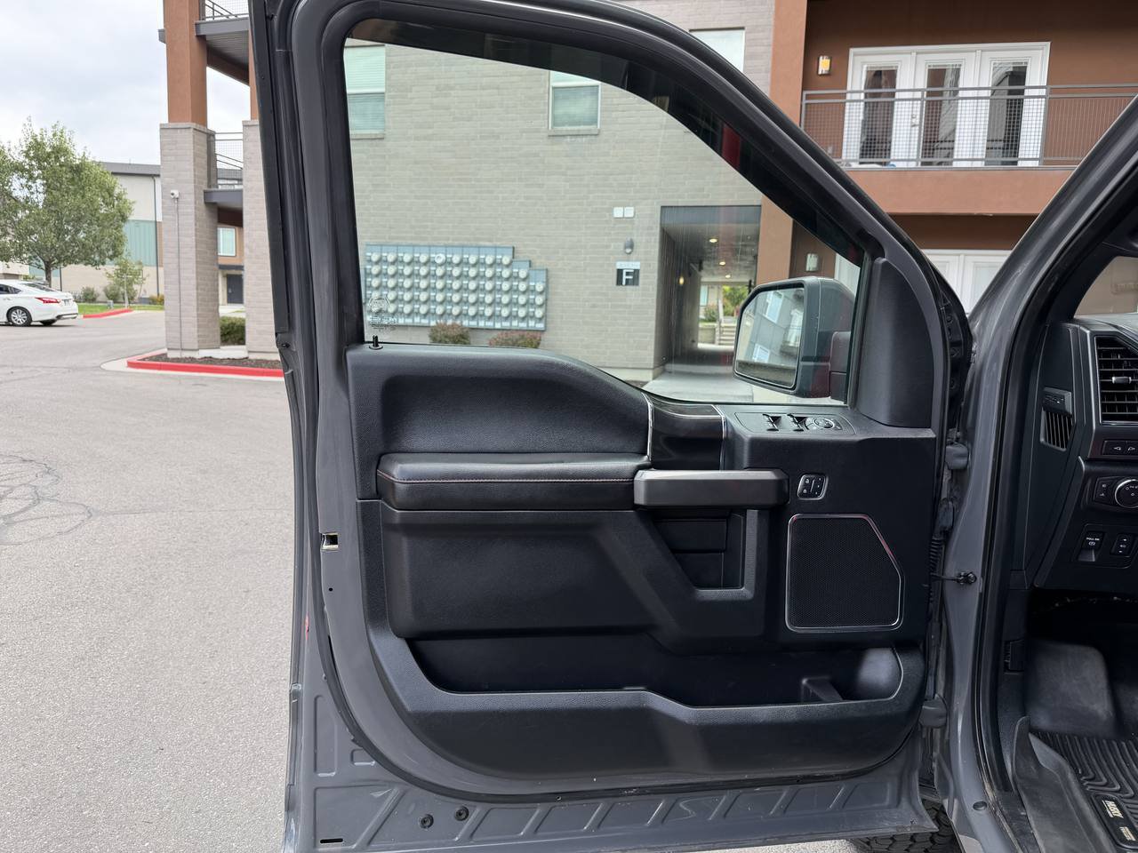 Used 2018 Ford F150 Lariat w/ Equipment Group 502A Luxury AWD/4WD image 17