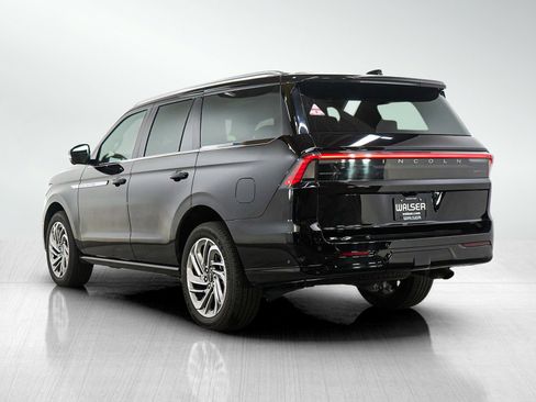 Used 2025 Lincoln Navigator Reserve AWD/4WD image 3