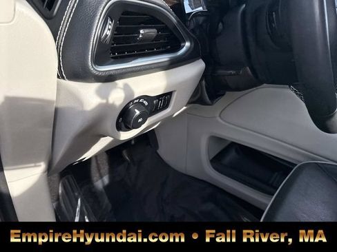 Used 2023 Chrysler Pacifica Limited image 21