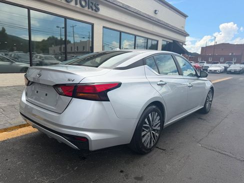 Used 2024 Nissan Altima 2.5 SV FWD image 3