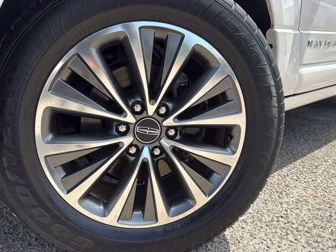 Used 2017 Lincoln Navigator Select RWD image 19