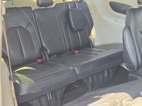 Used 2022 Chrysler Pacifica Touring-L FWD image 9