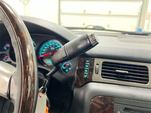 Used 2013 GMC Yukon XL Denali image 17