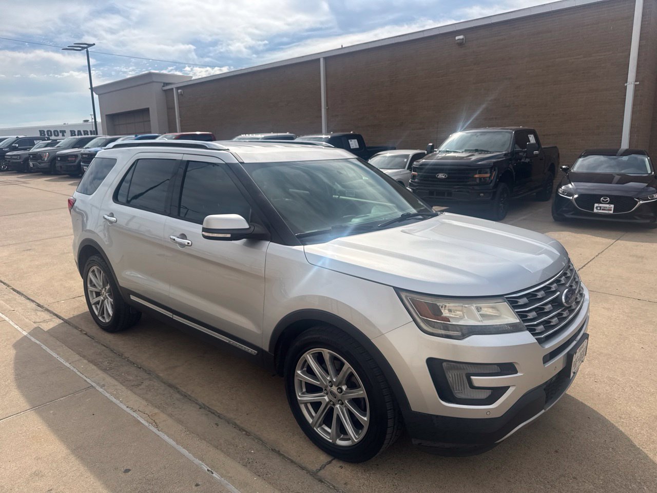 Used 2017 Ford Explorer Limited FWD image 3