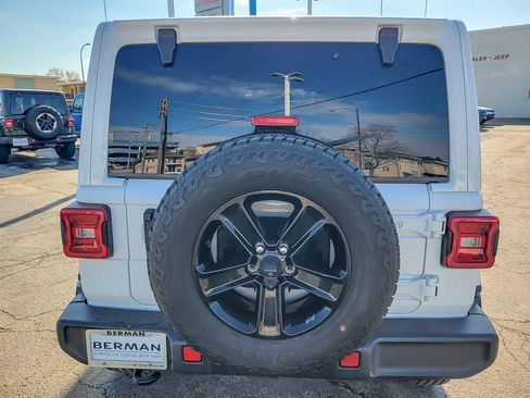 Used 2021 Jeep Wrangler Unlimited Sahara AWD/4WD image 5