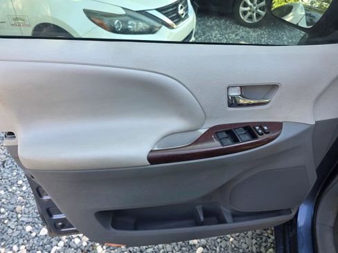 Used 2013 Toyota Sienna XLE FWD image 11