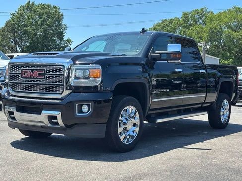 Used 2018 GMC Sierra 2500 Denali w/ Duramax Plus Package AWD/4WD image 8