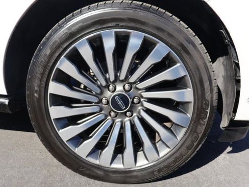 Used 2019 Lincoln Navigator Reserve image 11