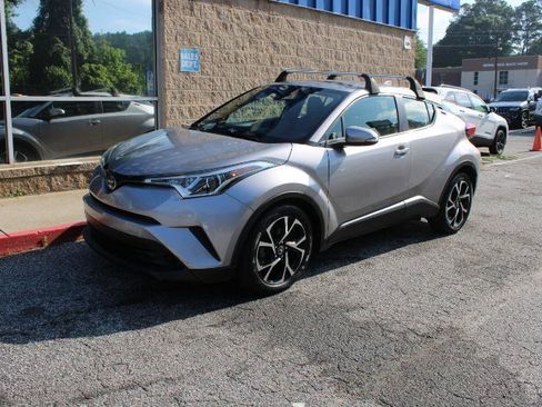 Used 2019 Toyota C-HR XLE FWD image 3