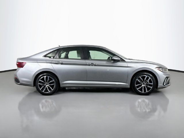 Used 2025 Volkswagen Jetta SE FWD image 8