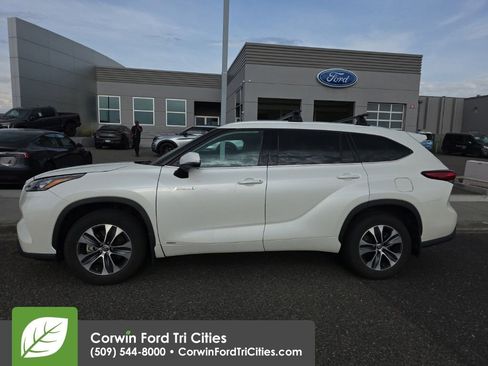 Used 2020 Toyota Highlander XLE AWD/4WD image 4