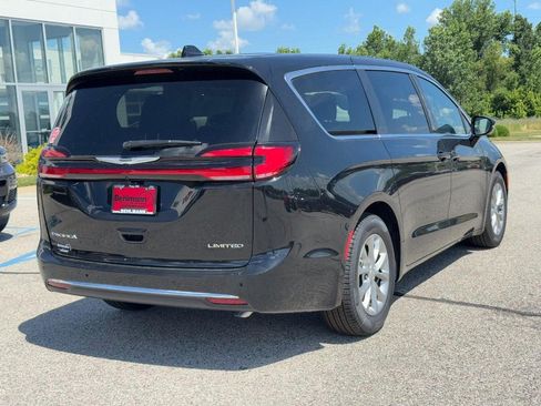 New 2026 Chrysler Pacifica Limited FWD image 4
