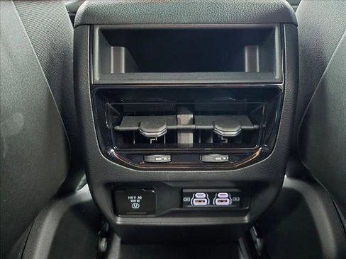 Used 2025 Jeep Grand Cherokee Altitude image 17