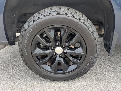 Used 2020 Chevrolet Silverado 1500 Custom w/ Custom Value Package AWD/4WD image 10