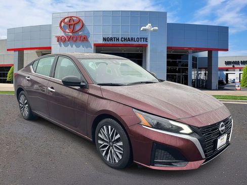 Used 2024 Nissan Altima 2.5 SV image 3