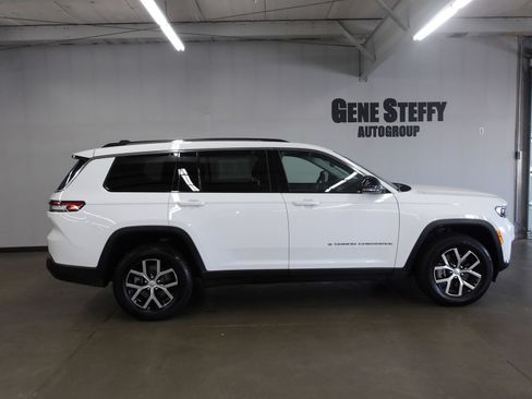 Used 2023 Jeep Grand Cherokee L Limited AWD/4WD image 3